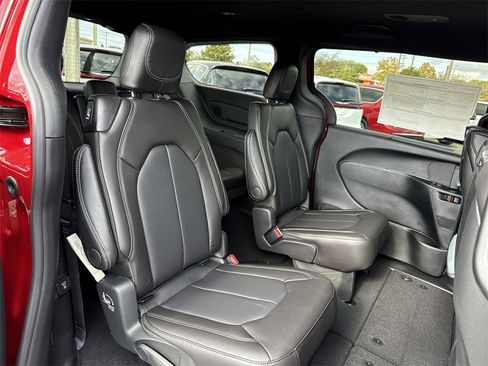 New 2026 Chrysler Pacifica Select image 25