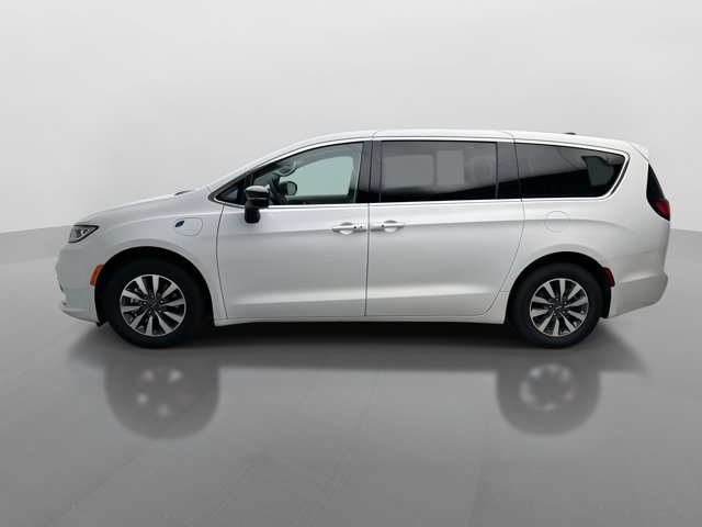 Used 2024 Chrysler Pacifica Limited FWD image 2