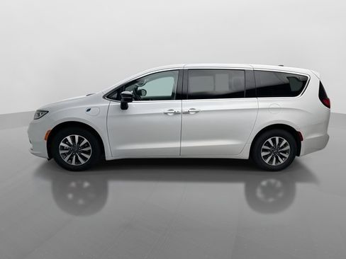 Used 2024 Chrysler Pacifica Limited FWD image 2