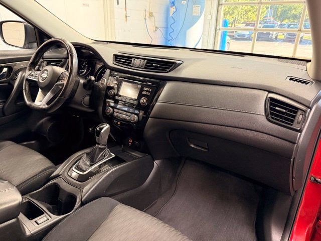 Used 2017 Nissan Rogue SV AWD/4WD image 24