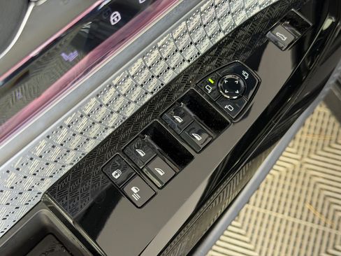 Used 2024 BMW i7 eDrive50 w/ M Sport Package RWD image 31