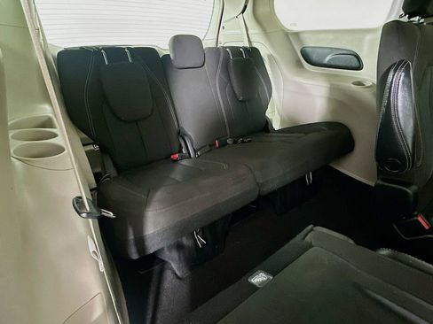 Used 2023 Chrysler Voyager LX FWD image 9