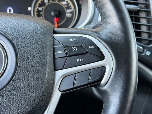 Used 2018 Jeep Cherokee Overland image 28