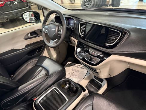 Certified 2024 Chrysler Pacifica Touring-L AWD/4WD image 11