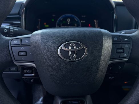 Used 2025 Toyota Camry LE image 32