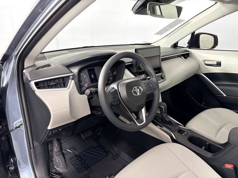 Certified 2025 Toyota Corolla Cross LE w/ Moonroof Package FWD image 4