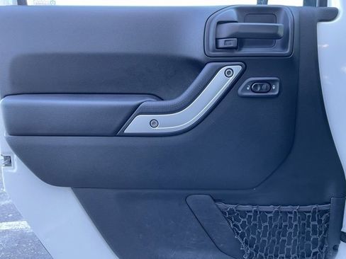 Used 2017 Jeep Wrangler Unlimited Rubicon w/ Connectivity Group image 9