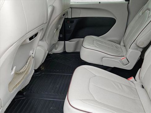 Used 2020 Chrysler Pacifica Limited image 23