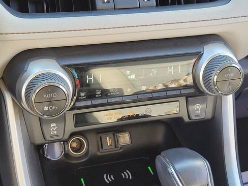 Used 2021 Toyota RAV4 XLE Premium image 21