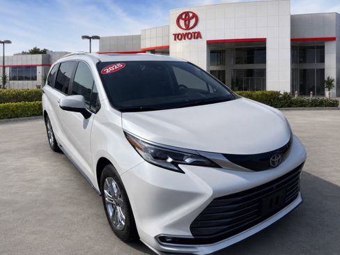 Used 2023 Toyota Sienna Platinum AWD/4WD image 1