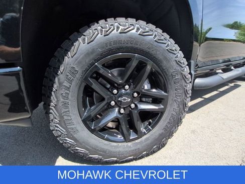 Used 2022 Chevrolet Silverado 1500 Custom Trail Boss w/ Midnight Edition AWD/4WD image 34