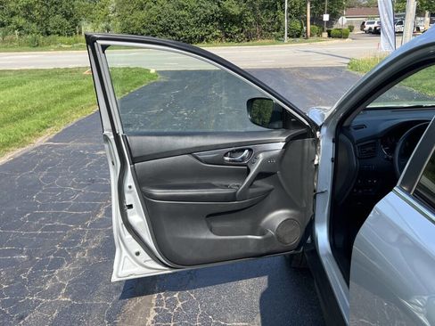 Used 2018 Nissan Rogue SV w/ Premium Package image 31