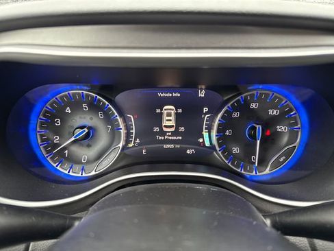 Used 2024 Chrysler Pacifica Touring-L image 20