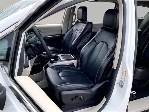 Used 2023 Chrysler Pacifica Touring-L FWD image 8