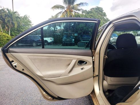 Used 2011 Toyota Camry LE w/ LE Extra-Value Pkg image 7