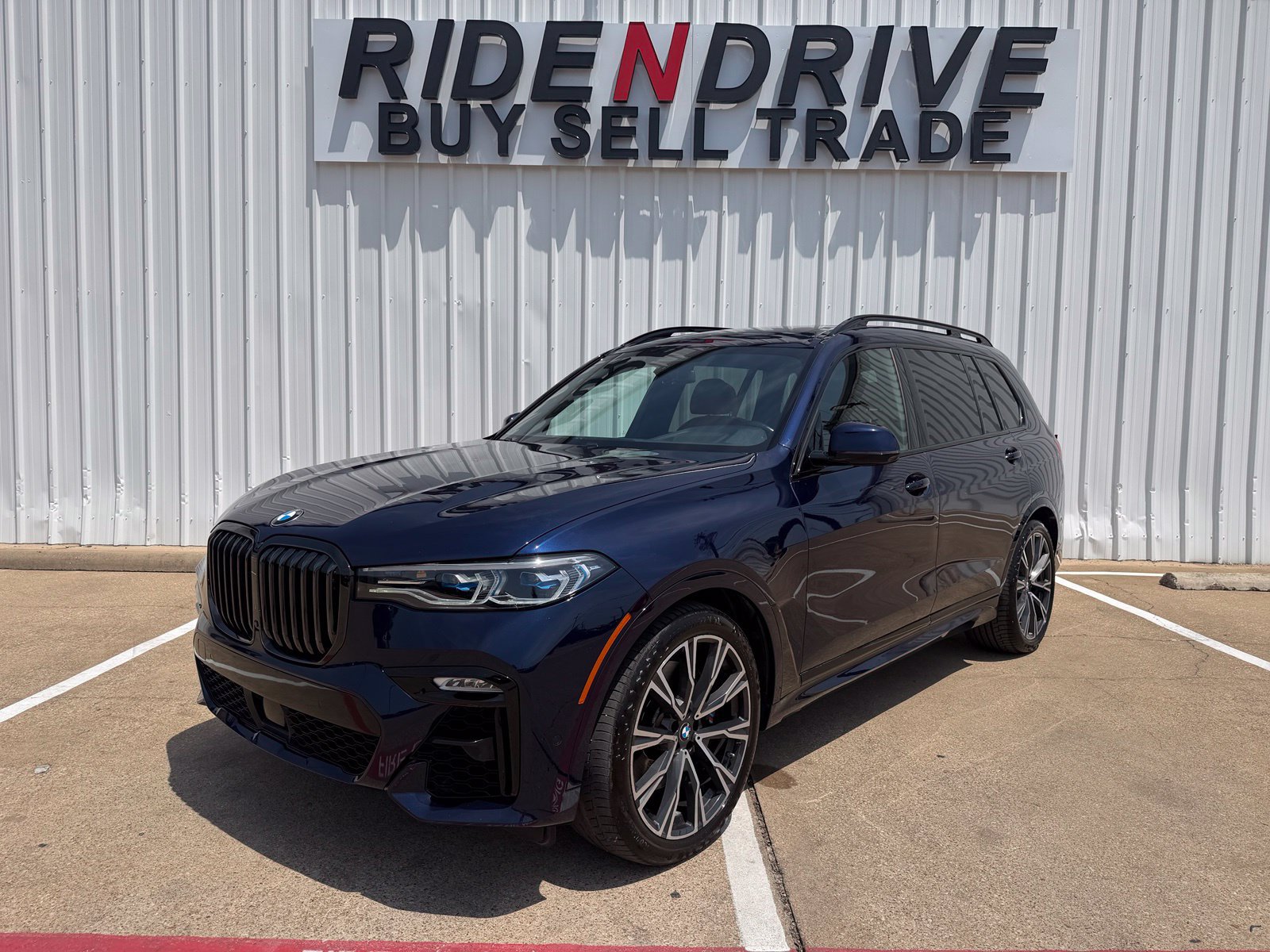 Used 2022 BMW X7 M50i AWD/4WD image 1