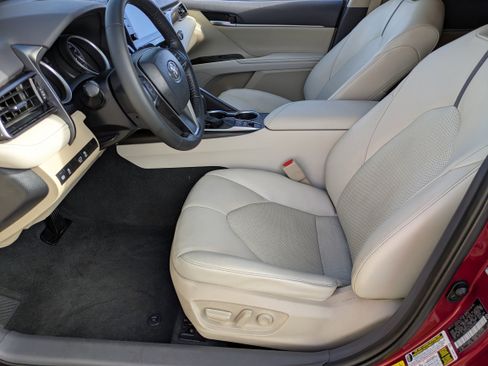 Used 2022 Toyota Camry XLE w/ Navigation Upgrade Package image 17