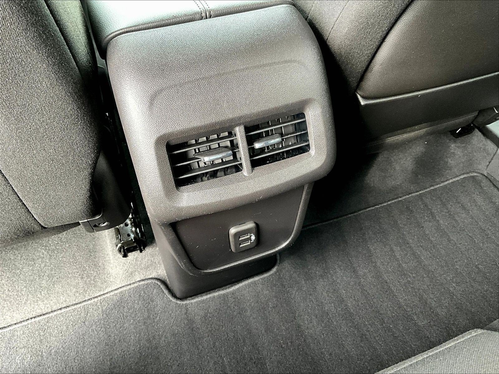 Used 2024 GMC Terrain SLE w/ Driver Convenience Package FWD image 10