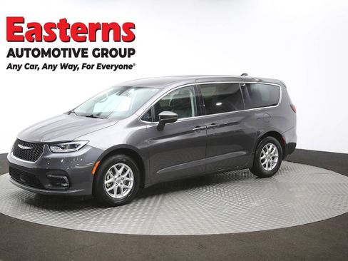 Used 2023 Chrysler Pacifica Touring-L image 59