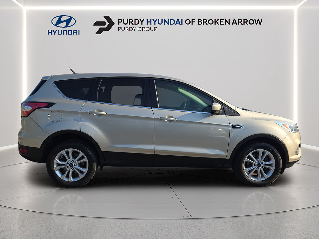 Used 2017 Ford Escape SE FWD image 4