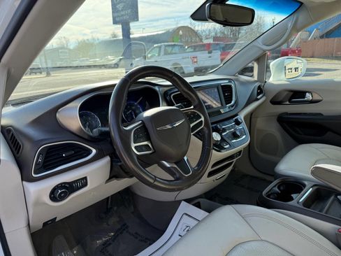 Used 2018 Chrysler Pacifica Touring-L image 11