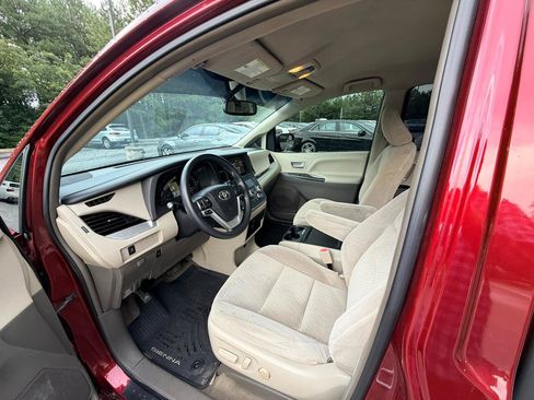 Used 2017 Toyota Sienna LE w/ Protection Package FWD image 8