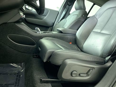 Used 2025 Volvo XC40 B5 Plus image 19