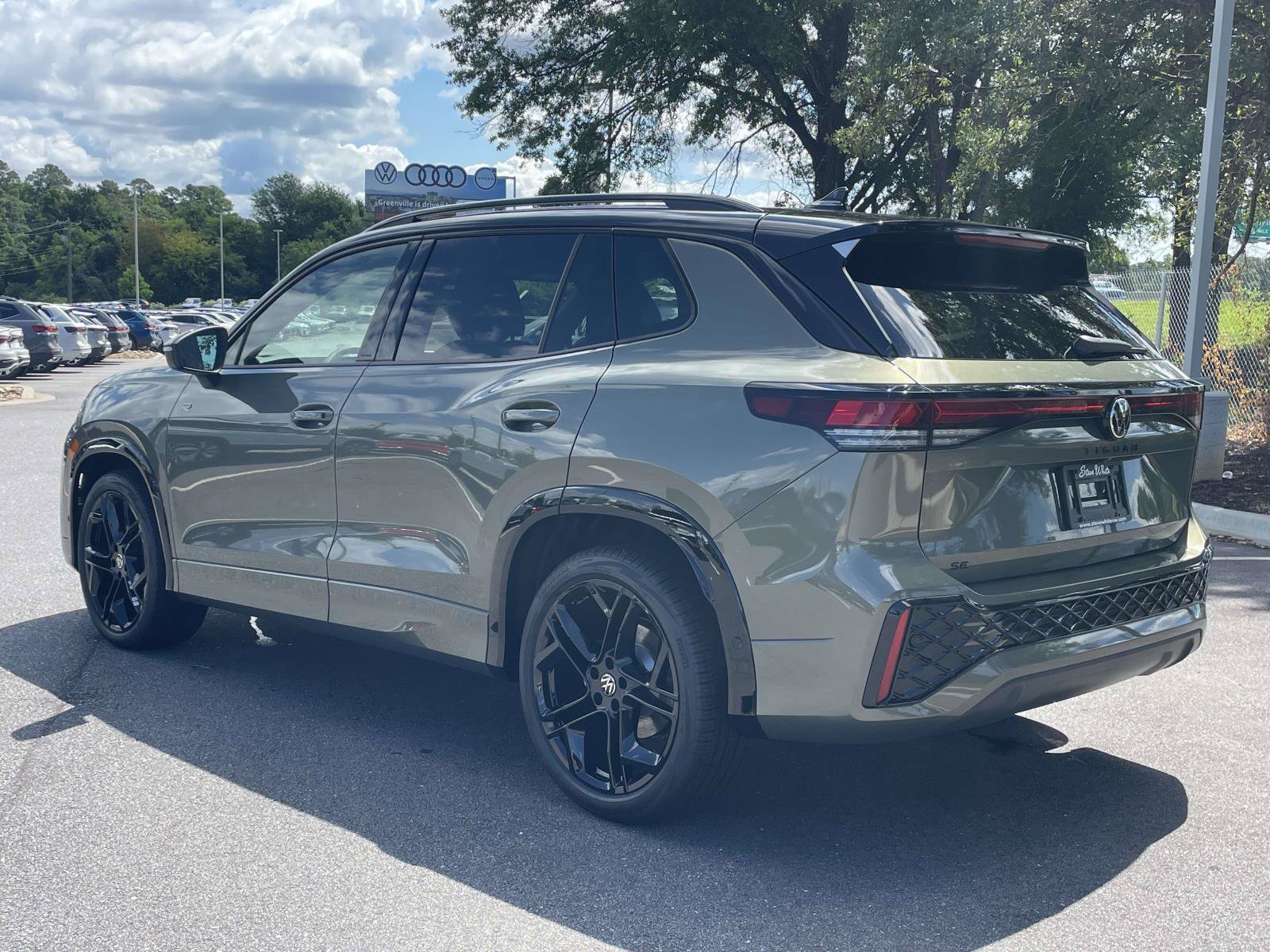 New 2026 Volkswagen Tiguan SE R-Line FWD image 5