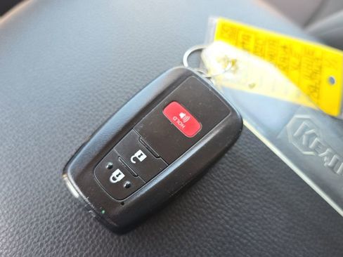 Used 2020 Toyota RAV4 XLE FWD image 24