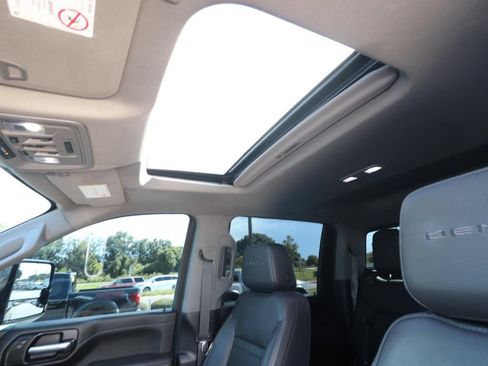 Used 2021 GMC Sierra 2500 Denali w/ Denali Black Diamond Edition AWD/4WD image 4