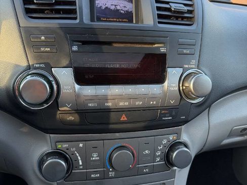 Used 2012 Toyota Highlander SE w/ Tow Pkg image 13