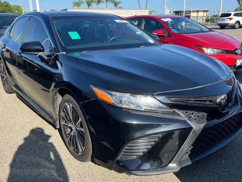 Used 2018 Toyota Camry SE FWD image 3