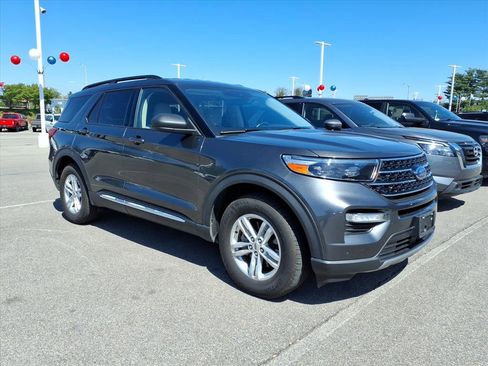 Used 2020 Ford Explorer XLT w/ Equipment Group 202A image 3