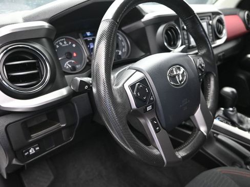 Used 2016 Toyota Tacoma SR5 w/ Towing Package image 12