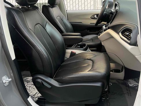 Used 2022 Chrysler Pacifica Touring-L image 30