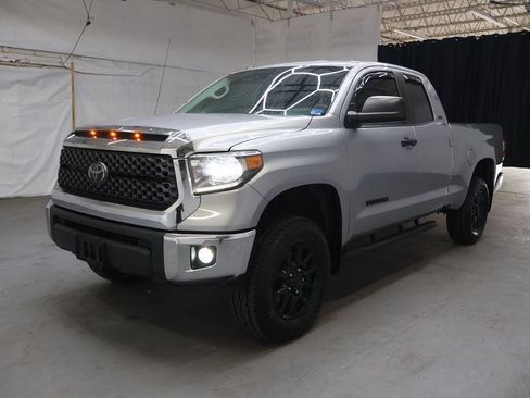 Used 2018 Toyota Tundra SR5 AWD/4WD image 3