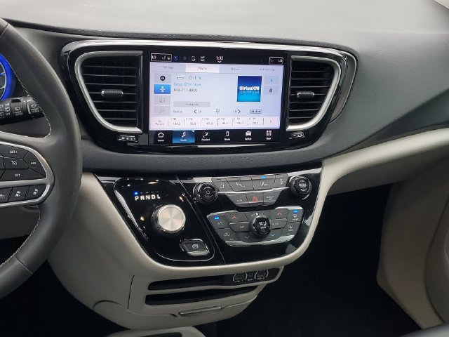 Used 2023 Chrysler Pacifica Touring-L FWD image 14