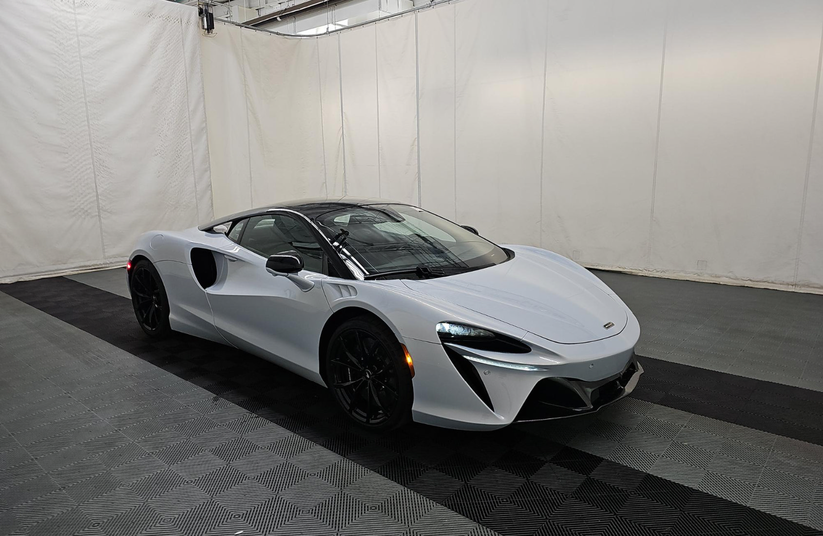 Used 2023 McLaren Artura RWD image 2