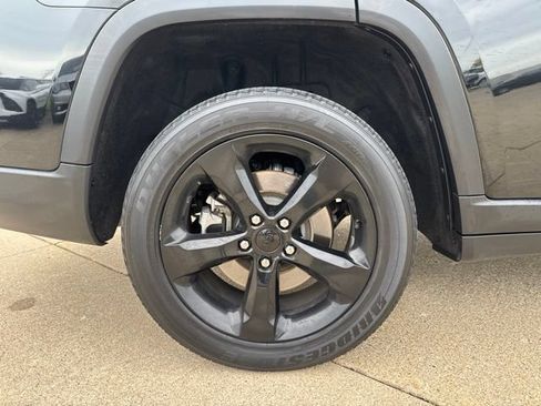 Used 2023 Jeep Grand Cherokee L Laredo AWD/4WD image 10
