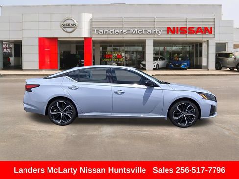 Used 2025 Nissan Altima 2.5 SR w/ SR Premium Package FWD image 2