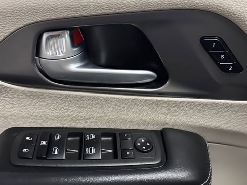 Used 2024 Chrysler Pacifica Touring-L image 26