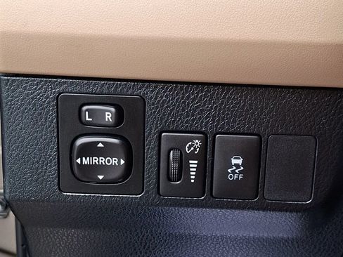 Used 2013 Toyota RAV4 LE FWD image 25