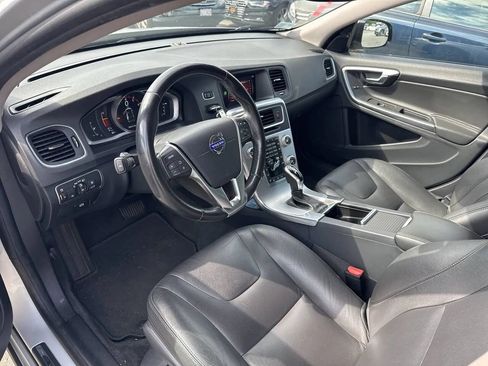 Used 2018 Volvo V60 T5 Cross Country w/ Convenience Package image 2