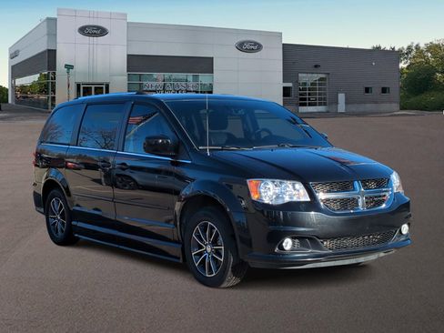 Used 2017 Dodge Grand Caravan SXT image 2