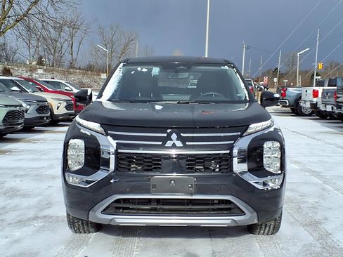 Used 2025 Mitsubishi Outlander SE image 2