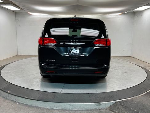 Certified 2023 Chrysler Voyager LX image 4