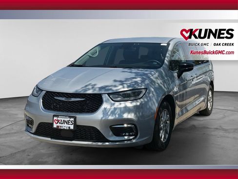 Used 2024 Chrysler Pacifica Touring-L FWD image 5