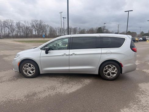 Used 2024 Chrysler Pacifica Limited FWD image 6