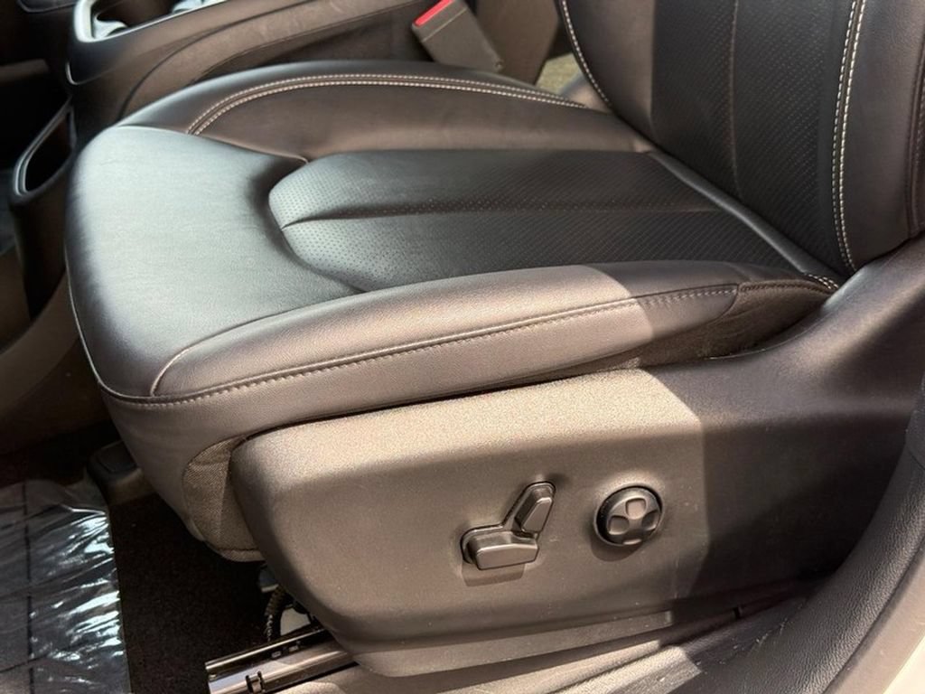 Used 2025 Chrysler Pacifica Select FWD image 31