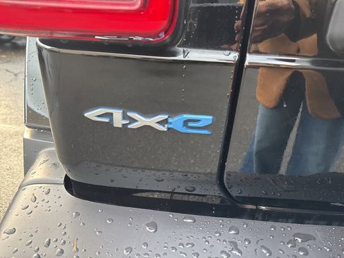 Used 2023 Jeep Wrangler Unlimited Sahara w/ Cold Weather Group image 16